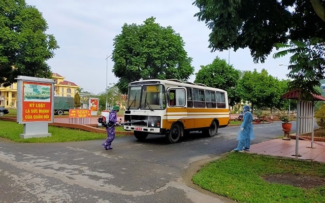 Bộ Chỉ huy Quân sự tỉnh Vĩnh Phúc tiến hành phun khử trùng xe trước khi vận chuyển người bệnh tới khu cách ly.