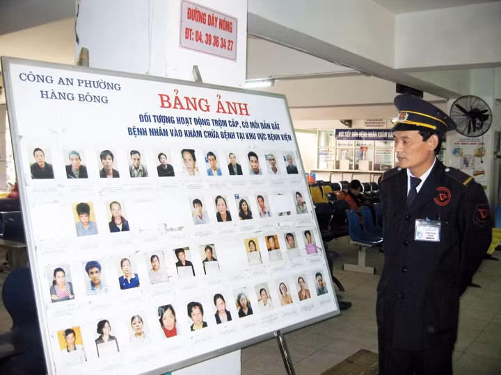 Bệnh viện Phụ sản T.Ư phối hợp lực lượng công an cung cấp hình ảnh các đối tượng trộm cắp để người nhà bệnh nhân đề phòng. (Ảnh: TRẦN MINH)