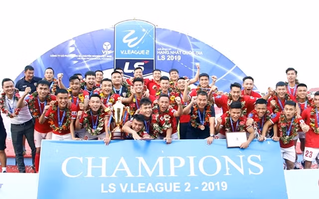 Ðội Hồng Lĩnh Hà Tĩnh nhận Cúp vô địch Giải bóng đá hạng nhất quốc gia năm 2019.