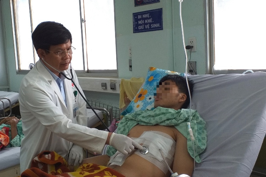 TS, BS Mai Đức Hùng đang kiểm tra bệnh nhân L sau phẫu thuật.