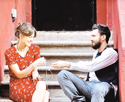 Adam Levine (phải) của nhóm Maroon 5 trong phim Begin Again.