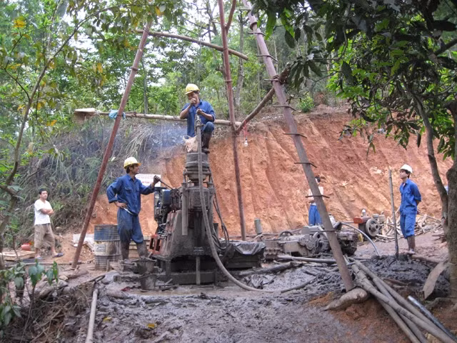 Một mũi khoan thăm dò tại mỏ sắt Nà Rua.