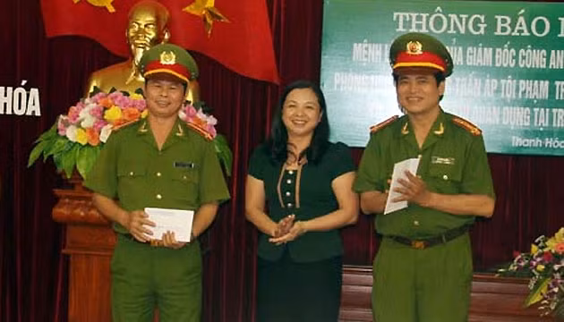 Lãnh đạo TP Thanh Hóa trao thưởng cho ban chuyên án.