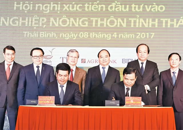 Thủ tướng Nguyễn Xuân Phúc chứng kiến lễ ký văn bản ghi nhớ giữa Bộ Nông nghiệp và Phát triển nông thôn và UBND tỉnh Thái Bình về triển khai các dự án nông nghiệp vào Thái Bình. Ảnh: THỐNG NHẤT (TTXVN