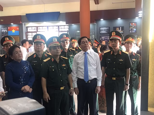 Dâng hương tại Khu Di tích lịch sử Chiến thắng Tua Hai