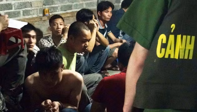 Các đối tượng tham gia đánh bạc bị bắt giữ.
