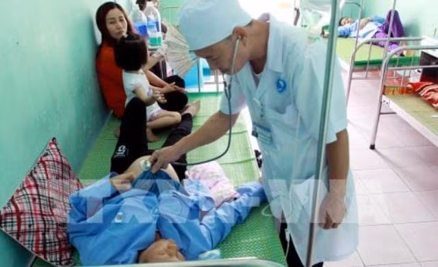 Bác sĩ đang thăm khám cho một bệnh nhân nghi ngộ độc thực phẩm.