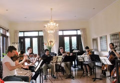 Nghệ sĩ Phạm Trường Sơn (ở giữa, bên trái) trong buổi trình diễn cho báo chí tại nhà riêng đại sứ CH Áo.