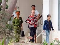 Glitter bị công an bắt.