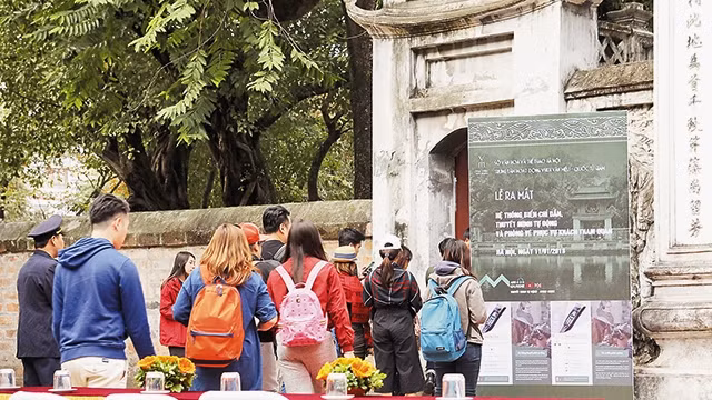 Khách tham quan tìm hiểu những tiện ích mới.