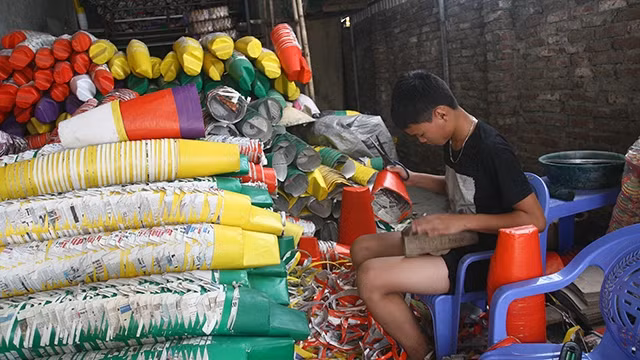 Gia công vàng mã tại làng Hồ (Song Hồ, Bắc Ninh). Ảnh: K.MINH