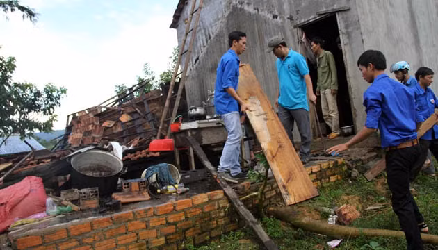 Các lực lượng giúp dân khắc phục hậu quả do lốc xoáy.