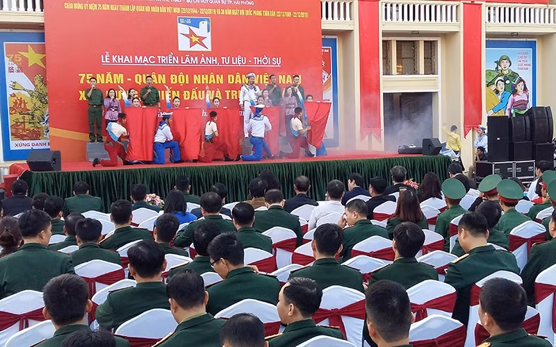 Quang cảnh khai mạc triển lãm.