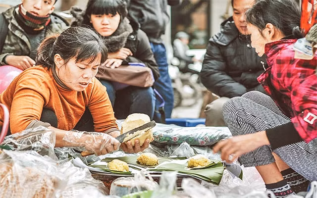 Xôi xéo cô Mây tại ngã tư Lý Thường Kiệt - Hàng Bài. Ảnh: QUÝ NGUYỄN