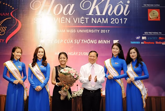 Đại diện Ban Tổ chức cùng các Hoa khôi, Á khôi những cuộc thi các năm trước đây tại buổi lễ.