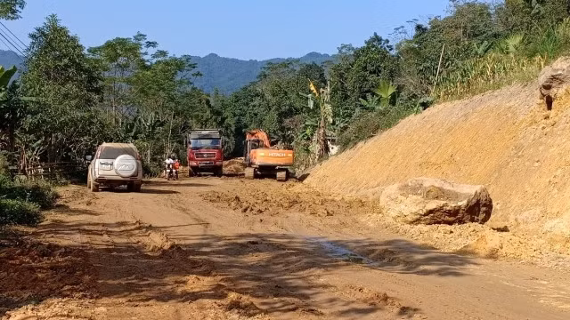 Dự án mở rộng, nâng cấp đường tỉnh 254 phát sinh tới hơn 1 triệu m3 đất, đá thải (ảnh chụp thời điểm các nhà thầu san gạt, mở rộng tuyến).