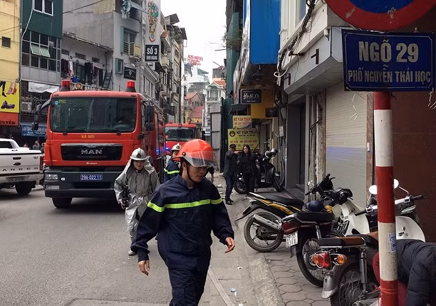 Các chiến sĩ Cảnh sát PCCC tiếp cận hiện trường dập lửa.