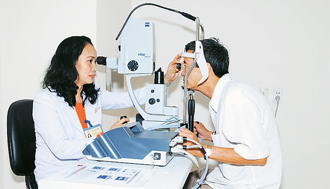 Nhờ đầu tư trang thiết bị hiện đại kết hợp ứng dụng kỹ thuật tiên tiến vào khám, chữa bệnh, đã góp phần thu hút đông người bệnh trong đó có nhiều người nước ngoài... Trong ảnh: Bác sĩ Bệnh viện Mắt TP