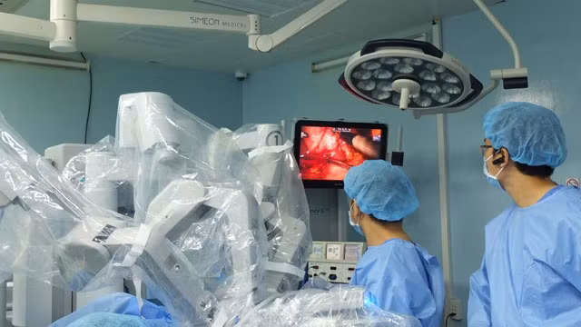 Các bác sĩ đang tiến hành phẫu thuật cho thai phụ bằng robot.