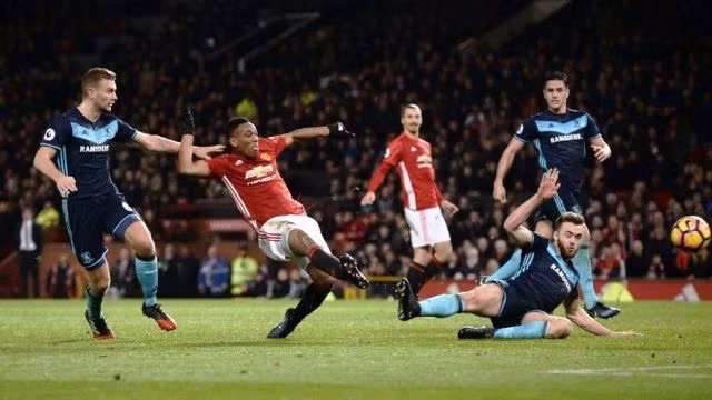 Martial (áo đỏ, trái) mở đầu màn ngược dòng thành công cho Man United.