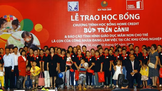 Các công nhân có hoàn cảnh nhận học bổng cho con của mình.