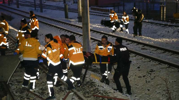 Nhân viên cứu hộ sơ tán những người bị thương trong vụ tai nạn. (Ảnh: Getty Images)