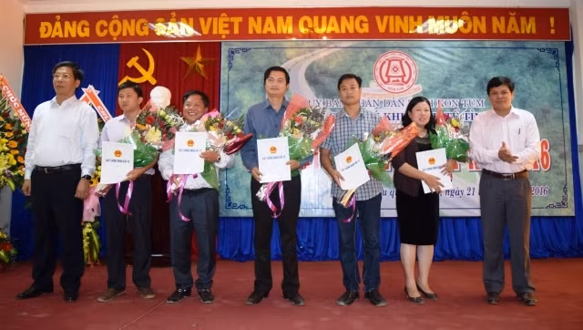 Trao giấy chứng nhận cho các nhà đầu tư.