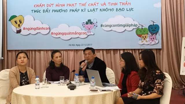 Các bậc phụ huynh, chuyên gia tham dự buổi đối thoại.