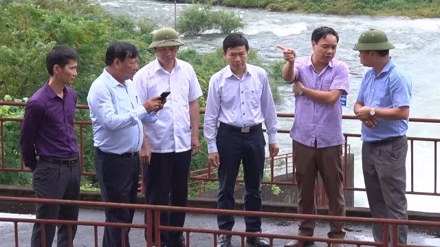 Đoàn công tác của Tổng Cục Thủy lợi kiểm tra việc xả lũ Hồ Núi Cốc.