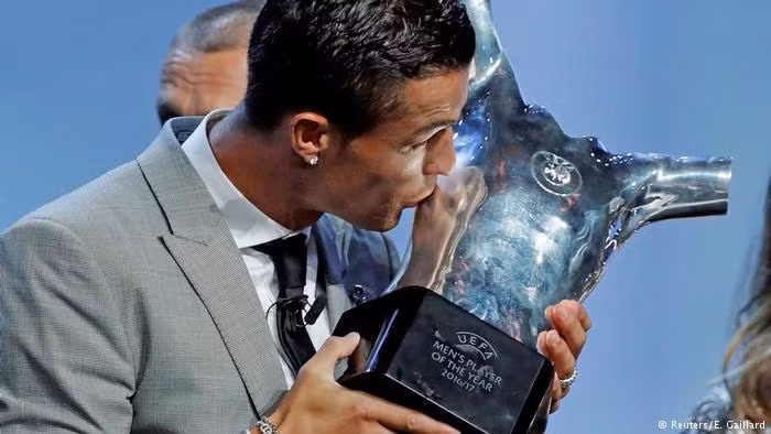 Đây là lần thứ ba Ronaldo giành danh hiệu Cầu thủ xuất sắc nhất châu Âu. Ảnh: Reuters