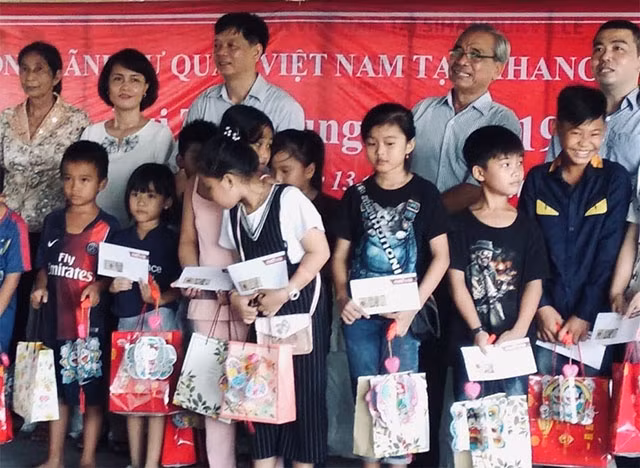 Con em Việt kiều ở Preah Sihanouk vui Tết Trung thu.