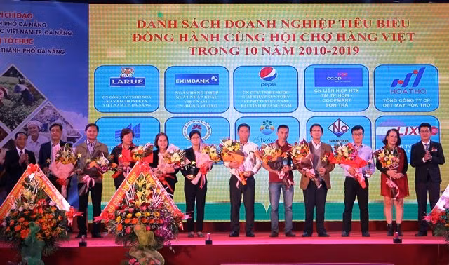 Trao kỷ niệm chương cho mười đơn vị.