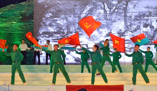 Chương trình văn nghệ tại Lễ mít-tinh kỷ niệm 40 năm Ngày giải phóng tỉnh Bình Thuận. Ảnh: ĐÌNH CHÂU 