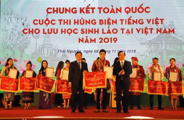 Bộ trưởng Giáo dục và Đào tạo Phùng Xuân Nhạ và Trưởng Ban Công tác đại biểu (Uỷ ban Thường vụ Quốc hội), Chủ tịch Trung ương Hội Hữu nghị Việt Nam-Lào Trần Văn Túy trao giải đặc biệt cho thí sinh Bou