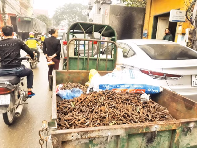 Những xe đạn phế liệu như thế này sẽ còn mãi ám ảnh người dân Quan Độ.