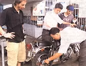 Nhóm nghiên cứu bên chiếc
xe máy chạy bằng ba nước
- một xăng.