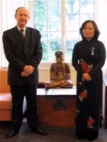 Đại sứ Pháp tại Việt Nam
Jean-François Blarel và bà
Nguyễn Thị Mơ tại lễ trao
huân chương. 