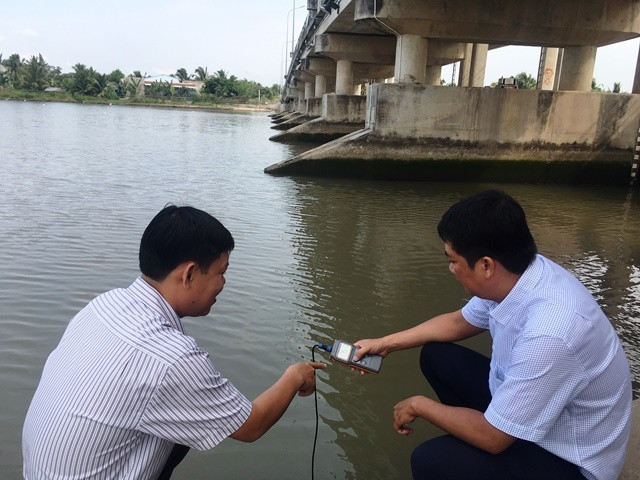 Ngành nông nghiệp tỉnh Bến Tre thường xuyên đo độ mặn để khuyến cáo người dân bơm, tưới phù hợp.