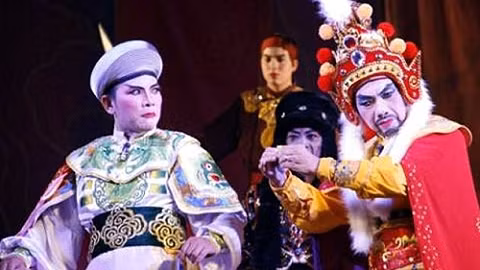 Cảnh trong vở Máu lửa ngập Thiên Trường của Nhà hát nghệ thuật truyền thống Cung đình Huế.