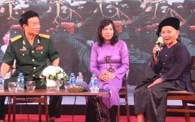 Bà Lý Thị Lởi kể chuyện chèo đò đưa bộ đội qua sông Kỳ Cùng tại Lễ kỷ niệm 40 năm Ngày thành lập Sư đoàn 337, ngày 28-7-2018. 