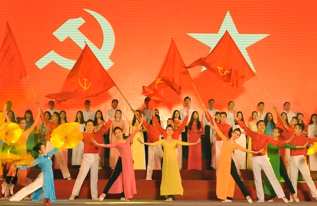 Biểu diễn văn nghệ nhân dịp kỷ niệm 86 năm Ngày thành lập Đảng. 