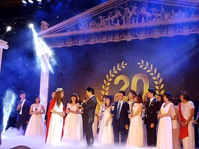 Ban lãnh đạo TransViet trong chương trình nghệ thuật kỷ niệm 20 năm thành lập.