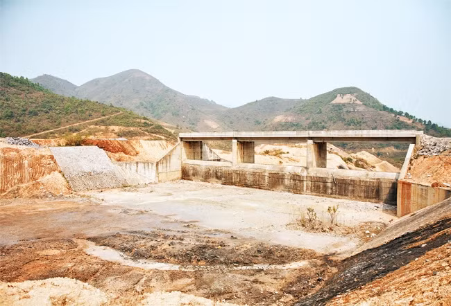 Đập bê-tông tràn xả lũ hồ chứa Ẳng Cang mới làm được một nửa.