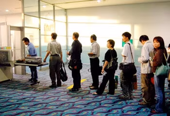 Xếp hàng kiểm tra an ninh tại sân bay.