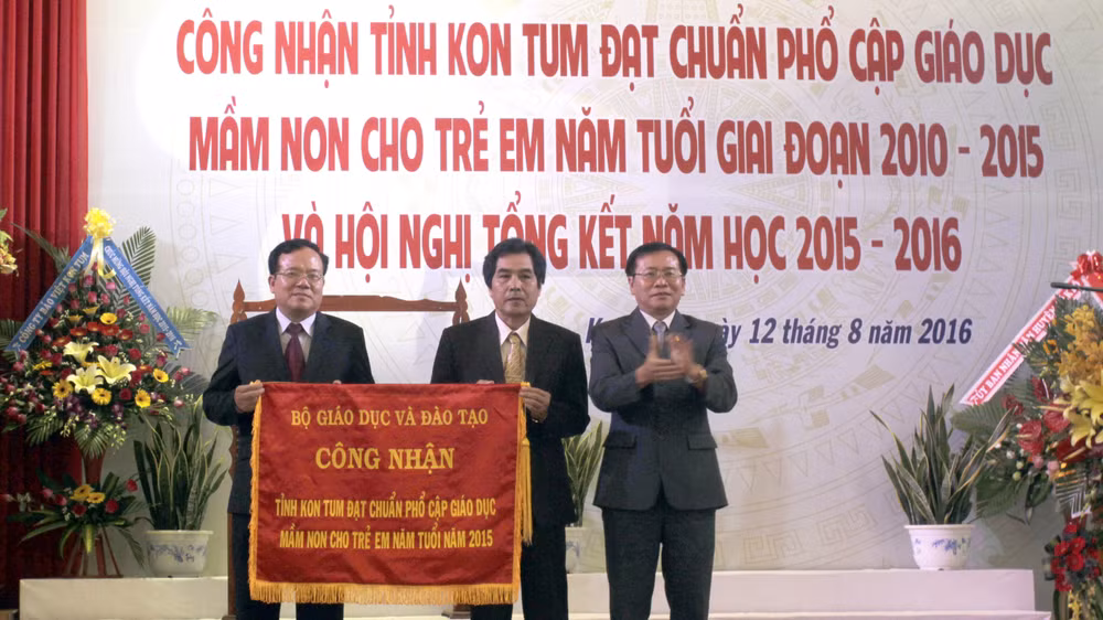 Trao cờ công nhận đạt chuẩn giáo dục mầm non trẻ em năm tuổi cho ngành giáo dục tỉnh Kon Tum.