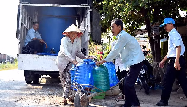 Cung cấp nước ngọt cho người dân trong khu vực bị xâm nhập mặn.