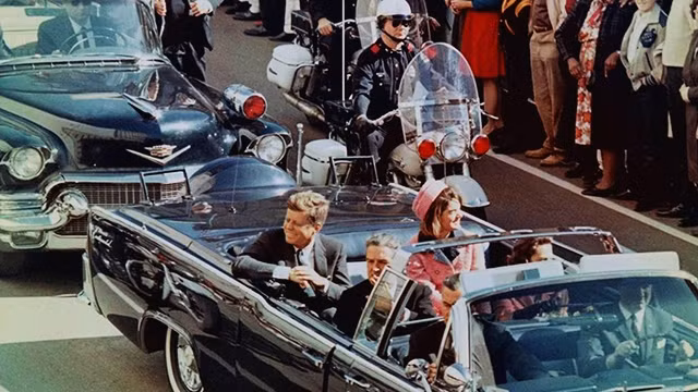 Tổng thống John F. Kennedy (hàng ghế sau) trước thời điểm bị ám sát. Ảnh: DEMOCRACY NOW
