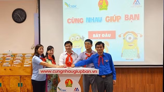 Các đại diện Ban tổ chức ấn nút khởi động chương trình "Cùng nhau giúp bạn".