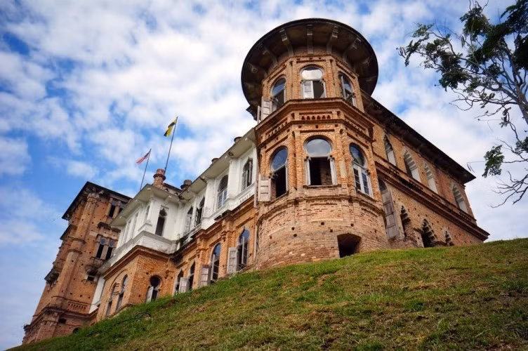 Ipoh (Perak) là một trong những thành phố cổ đông dân nhất Malaysia. Nơi đây thu hút du khách với thiên nhiên tuyệt đẹp, nền văn hóa đa chủng tộc, những công trình kiến trúc Pháp thế kỷ 19...