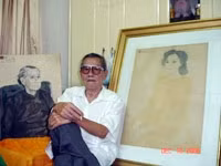 Ông Nguyễn Kim Sơn bên hai tác phẩm
của họa sĩ Nguyễn Sáng.